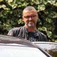 George Michael a la sortie de son domicile a Londres le 1er octobre 2012. George Michael a annule sa tournee en Australie pour des raisons medicales