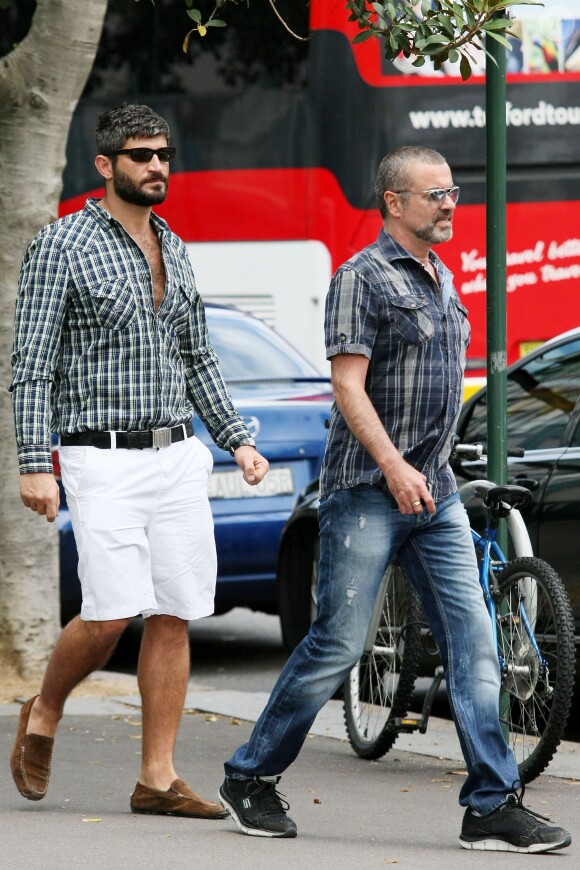 George Michael et son conjoint Fadi Fawaz à la sortie du Blue Hotel à Sydney, le 13 février 2012