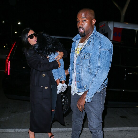 Kim Kardashian, enceinte, son mari Kanye West et leur fille North à l'aéroport LAX de Los Angeles. Le 5 septembre 2015.