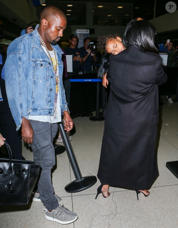 Kim Kardashian, enceinte, son mari Kanye West et leur fille North à l'aéroport LAX de Los Angeles. Le 5 septembre 2015.