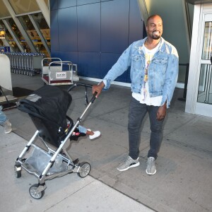 Kim Kardashian, Kanye West et leur fille North arrivent à l'aéroport JFK à New York. Le 6 septembre 2015.