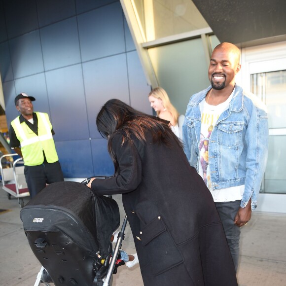 Kim Kardashian, Kanye West et leur fille North arrivent à l'aéroport JFK à New York. Le 6 septembre 2015.