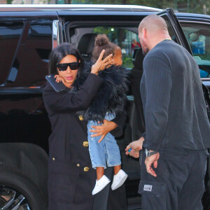 Kim Kardashian, Kanye West et leur fille North arrivent à l'appartement de Kanye, à SoHo. Le 6 septembre 2015.
