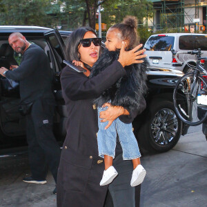 Kim Kardashian, Kanye West et leur fille North arrivent à l'appartement de Kanye, à SoHo. Le 6 septembre 2015.