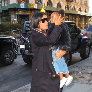 Kim Kardashian, Kanye West et leur fille North arrivent à l'appartement de Kanye, à SoHo. Le 6 septembre 2015.