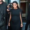 Kim Kardashian, ravissante dans une robe à cape noire Valentino, quitte l'appartement de Kanye West pour se rendre au mariage de Steve Stoute. New York, le 6 septembre 2015.