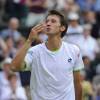 Sergiy Stakhovsky lors de sa victoire sur Roger Federer au second tour du tournoi de Wimbledon au All England Lawn Tennis and Croquet Club de Londres, le 26 juin 2013
