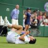 Sergiy Stakhovsky victorieux de Roger Federer au second tour du tournoi de Wimbledon au All England Lawn Tennis and Croquet Club de Londres, le 26 juin 2013