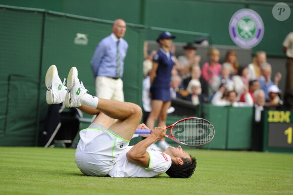 Sergiy Stakhovsky victorieux de Roger Federer au second tour du tournoi de Wimbledon au All England Lawn Tennis and Croquet Club de Londres, le 26 juin 2013