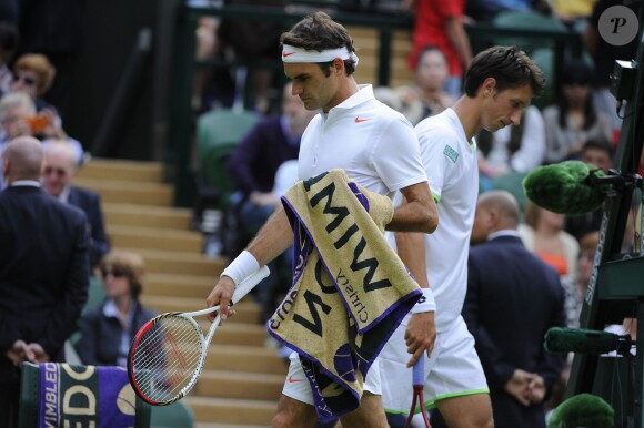 Sergiy Stakhovsky croise Roger Federer au second tour du tournoi de Wimbledon au All England Lawn Tennis and Croquet Club de Londres, le 26 juin 2013