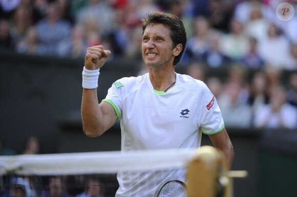 Sergiy Stakhovsky jubile après sa victoire sur Roger Federer au second tour du tournoi de Wimbledon au All England Lawn Tennis and Croquet Club de Londres, le 26 juin 2013