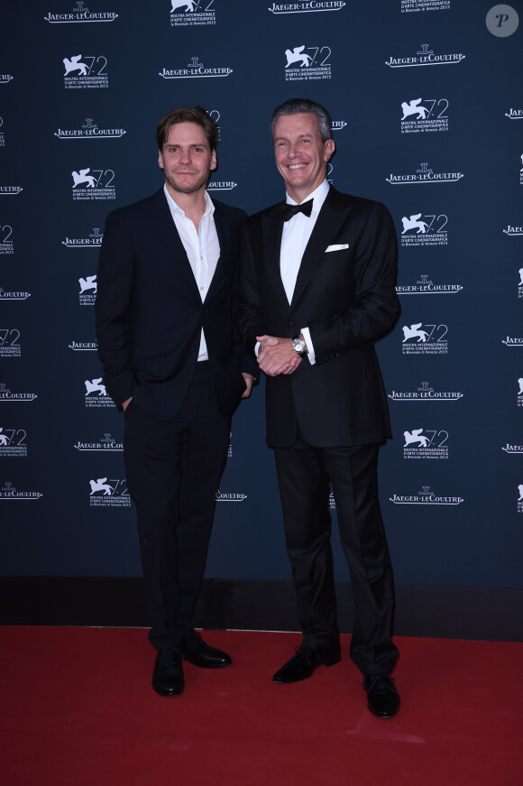 Daniel Brühl et Daniel Riedo (PDG de Jaeger-LeCoultre) assistent à la soirée Jaeger-LeCoultre en marge de la 72e Mostra de Venise, à l'hôtel Excelsior. Venise, le 7 septembre 2015.