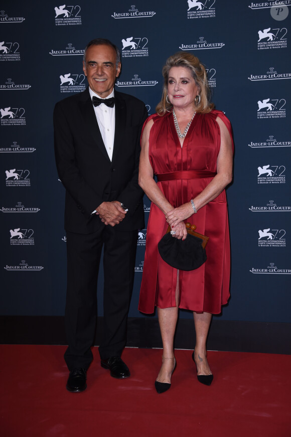 Le critique cinéma Alberto Barbera et Catherine Deneuve assistent à la soirée Jaeger-LeCoultre en marge de la 72e Mostra de Venise, à l'hôtel Excelsior. Venise, le 7 septembre 2015.