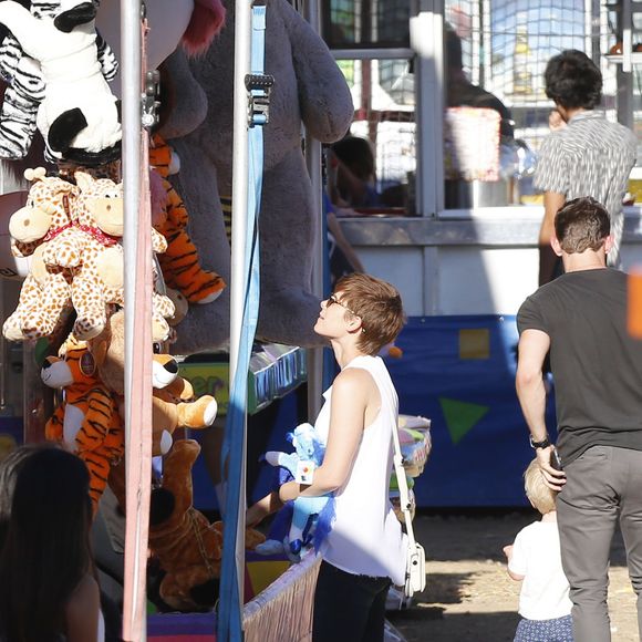 Jamie Bell emmène son fils et sa petite amie Kate Mara à une fête foraine à Malibu, le 7 septembre 2015.