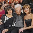  Guy Bedos avec ses deux filles, Leslie et Victoria, dans Vivement Dimanche en d&eacute;cembre 2011. 