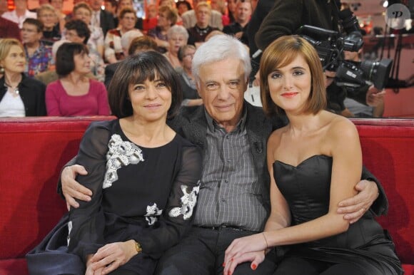 Guy Bedos avec ses deux filles, Leslie et Victoria, dans Vivement Dimanche en décembre 2011.