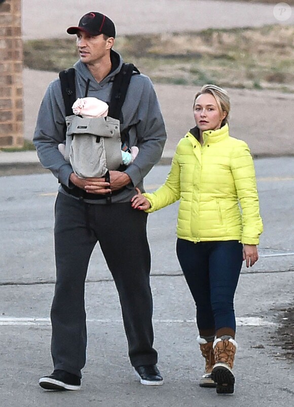 Exclusif - Hayden Panettiere et son compagnon Wladimir Klitschko se promènent avec leur fille Kaya à Nashville, le 7 mars 2015