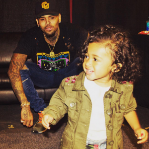 Chris Brown et sa fille Royalty. Photo publiée le 23 août 2015.