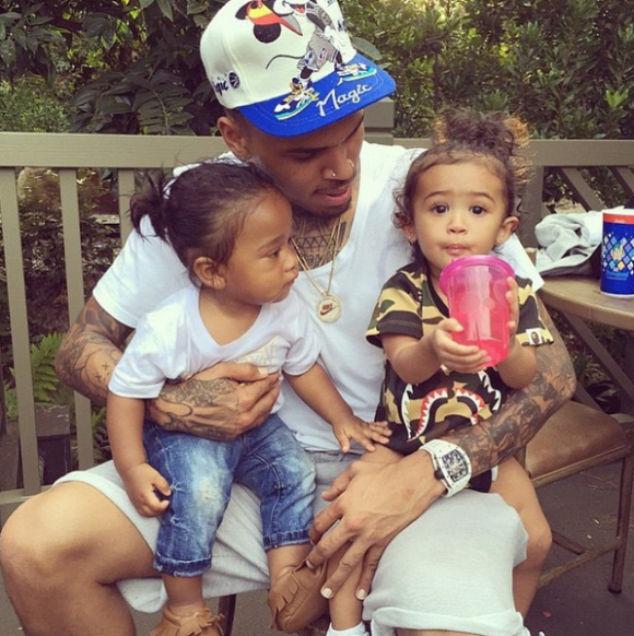 Chris Brown, Megaa Omari (fils d'Omarion) et sa fille Royalty. Photo publiée le 1er juillet 2015.