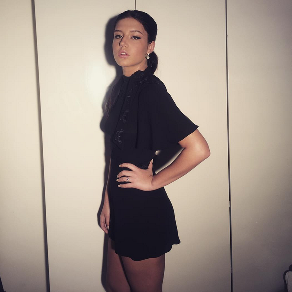 Adèle Exarchopoulos, habillée d'une robe Valentino, prête pour découvrir le Musée Éphémère de Chaumet. Photo publiée le 12 septembre 2015.