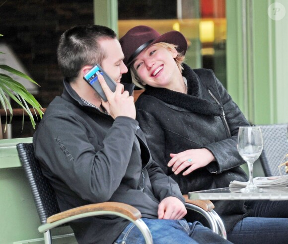 Jennifer Lawrence et Nicholas Hoult à Londres le 24 avril 2014.