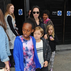 Exclusif - Premières photos à Londres d'Angelina Jolie et ses enfants, Shiloh, Vivienne, Zahara et Knox qui sont allés voir la comédie musicale "Wicked" le 5 septembre 2015.