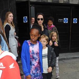 Exclusif - Premières photos à Londres d'Angelina Jolie et ses enfants, Shiloh, Vivienne, Zahara et Knox qui sont allés voir la comédie musicale "Wicked" le 5 septembre 2015.