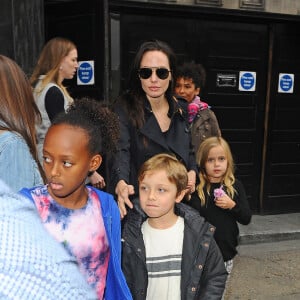 Exclusif - Premières photos à Londres d'Angelina Jolie et ses enfants, Shiloh, Vivienne, Zahara et Knox qui sont allés voir la comédie musicale "Wicked" le 5 septembre 2015.