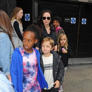 Exclusif - Premières photos à Londres d'Angelina Jolie et ses enfants, Shiloh, Vivienne, Zahara et Knox qui sont allés voir la comédie musicale "Wicked" le 5 septembre 2015.