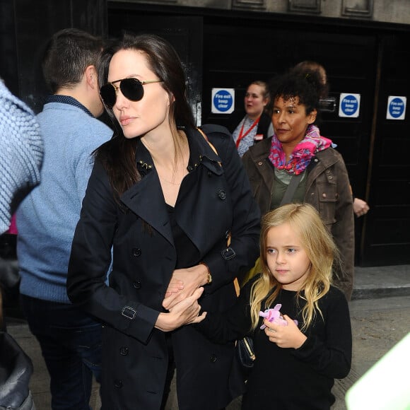 Exclusif - Premières photos à Londres d'Angelina Jolie et ses enfants, Shiloh, Vivienne, Zahara et Knox qui sont allés voir la comédie musicale "Wicked" le 5 septembre 2015.