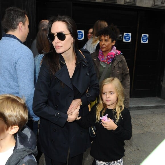 Exclusif - Premières photos à Londres d'Angelina Jolie et ses enfants, Shiloh, Vivienne, Zahara et Knox qui sont allés voir la comédie musicale "Wicked" le 5 septembre 2015.