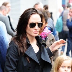 Exclusif - Premières photos à Londres d'Angelina Jolie et ses enfants, Shiloh, Vivienne, Zahara et Knox qui sont allés voir la comédie musicale "Wicked" le 5 septembre 2015.