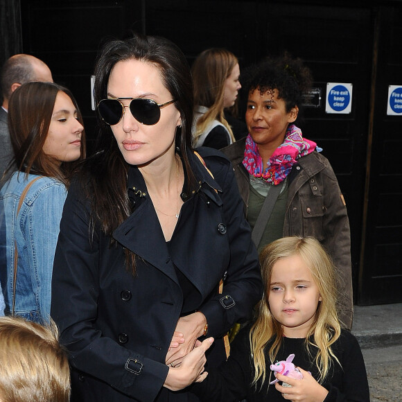 Exclusif - Premières photos à Londres d'Angelina Jolie et ses enfants, Shiloh, Vivienne, Zahara et Knox qui sont allés voir la comédie musicale "Wicked" le 5 septembre 2015.