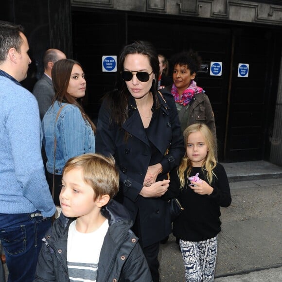 Exclusif - Premières photos à Londres d'Angelina Jolie et ses enfants, Shiloh, Vivienne, Zahara et Knox qui sont allés voir la comédie musicale "Wicked" le 5 septembre 2015.