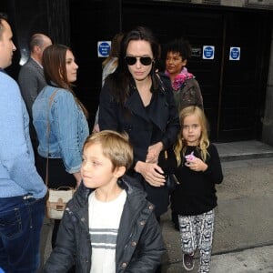 Exclusif - Premières photos à Londres d'Angelina Jolie et ses enfants, Shiloh, Vivienne, Zahara et Knox qui sont allés voir la comédie musicale "Wicked" le 5 septembre 2015.