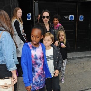 Exclusif - Premières photos à Londres d'Angelina Jolie et ses enfants, Shiloh, Vivienne, Zahara et Knox qui sont allés voir la comédie musicale "Wicked" le 5 septembre 2015.