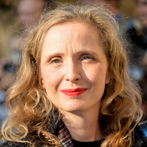 Julie Delpy - Arrivées au défilé de mode "Chanel", collection prêt-à-porter printemps-été 2015, au Grand Palais à Paris le 30 septembre 2014.