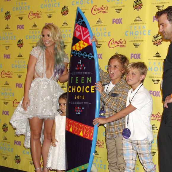 Britney Spears, Maddie Aldridge, et ses fils Sean Preston Federline, Jayden James Federline posant dans la salle de presse aux Teen Choice Awards 2015 à Los Angeles, le 16 août 2015.