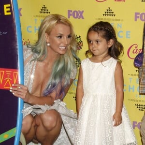 Britney Spears, Maddie Aldridge posant dans la salle de presse aux Teen Choice Awards 2015 à Los Angeles, le 16 août 2015