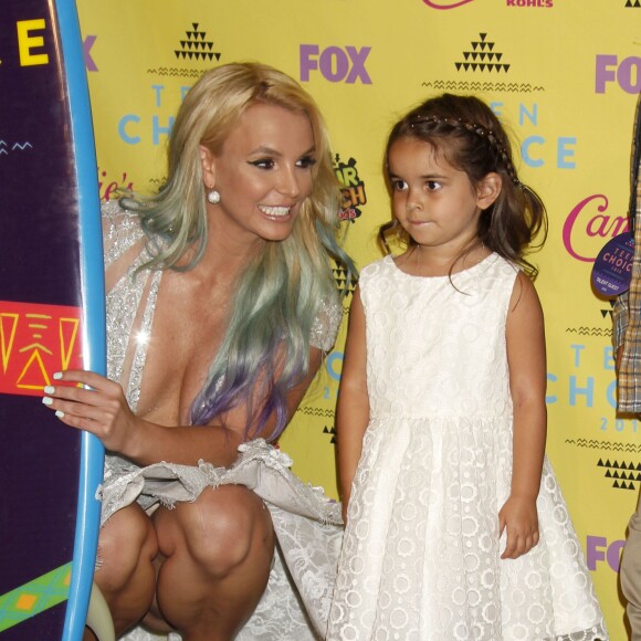 Britney Spears, Maddie Aldridge posant dans la salle de presse aux Teen Choice Awards 2015 à Los Angeles, le 16 août 2015