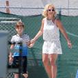 Britney Spears regarde son fils Jayden jouer au football en compagnie de sa mère Lynne Spars à Calabasas, le 12 avril 2015.