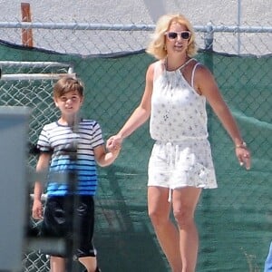 Britney Spears regarde son fils Jayden jouer au football en compagnie de sa mère Lynne Spars à Calabasas, le 12 avril 2015.