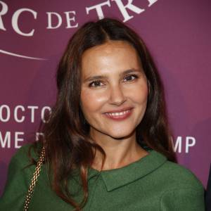 Virginie Ledoyen radieuse à la soirée de lancement du Qatar Prix de l'Arc de Triomphe 2015, le Championnat du Monde des Pur-Sang à l'Arc de Triomphe à Paris, le 15 septembre 2015.