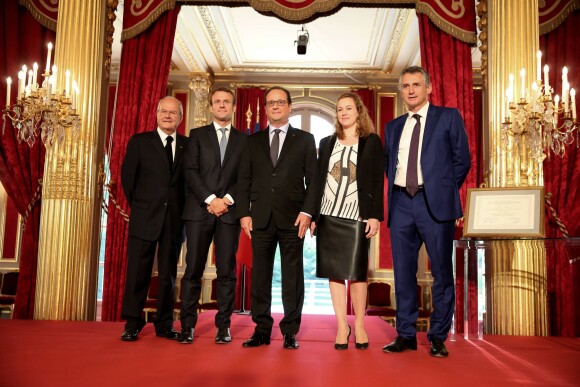 Marc Ladreit de Lacharrière, Emmanuel Macron, François Hollande, Axelle Lemaire, Jean-Claude Maillard - Remise du Prix de l'Audace Créatrice à Jean-Claude Maillard, PDG et fondateur du groupe Figeac Aéro, au palais de l'Elysée à Paris, le 15 septembre 2015.