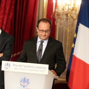 Emmanuel Macron et François Hollande - Remise du Prix de l'Audace Créatrice à Jean-Claude Maillard, PDG et fondateur du groupe Figeac Aéro, au palais de l'Elysée à Paris, le 15 septembre 2015.