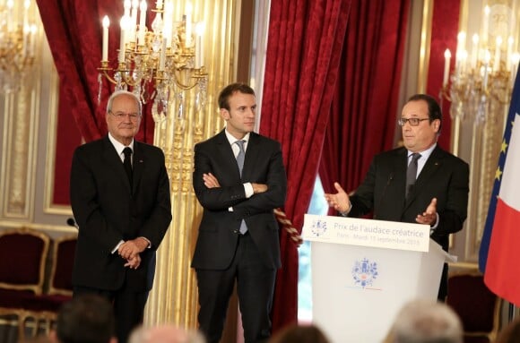 Marc Ladreit de Lacharrière, Emmanuel Macron et François Hollande - Remise du Prix de l'Audace Créatrice à Jean-Claude Maillard, PDG et fondateur du groupe Figeac Aéro, au palais de l'Elysée à Paris, le 15 septembre 2015.