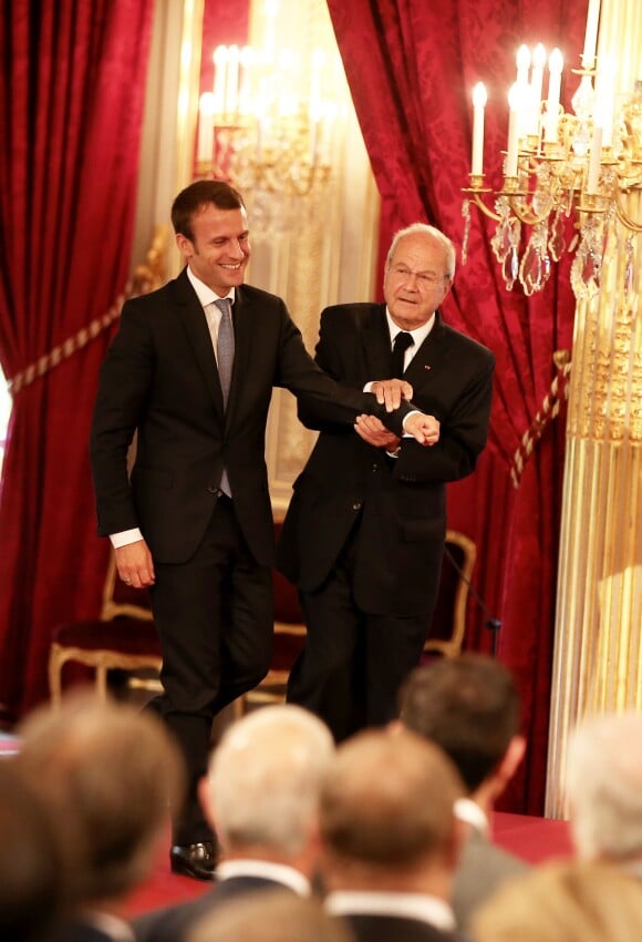 Marc Ladreit de Lacharrière et Emmanuel Macron - Remise du Prix de l'Audace Créatrice à Jean-Claude Maillard, PDG et fondateur du groupe Figeac Aéro, au palais de l'Elysée à Paris, le 15 septembre 2015.