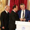 François Hollande, Jean-Claude Maillard et Marc Ladreit de Lacharrière - Remise du Prix de l'Audace Créatrice à Jean-Claude Maillard, PDG et fondateur du groupe Figeac Aéro, au palais de l'Elysée à Paris, le 15 septembre 2015.