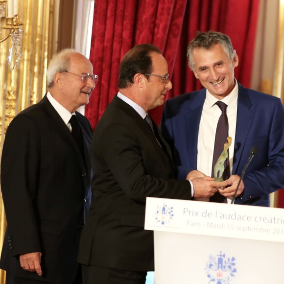 François Hollande, Jean-Claude Maillard et Marc Ladreit de Lacharrière - Remise du Prix de l'Audace Créatrice à Jean-Claude Maillard, PDG et fondateur du groupe Figeac Aéro, au palais de l'Elysée à Paris, le 15 septembre 2015.