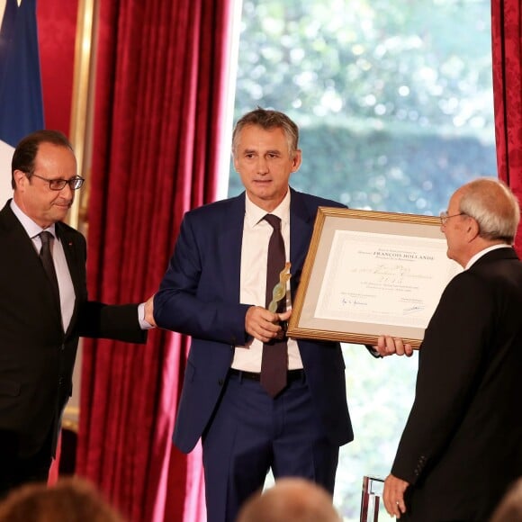 François Hollande, Jean-Claude Maillard et Marc Ladreit de Lacharrière - Remise du Prix de l'Audace Créatrice à Jean-Claude Maillard, PDG et fondateur du groupe Figeac Aéro, au palais de l'Elysée à Paris, le 15 septembre 2015.